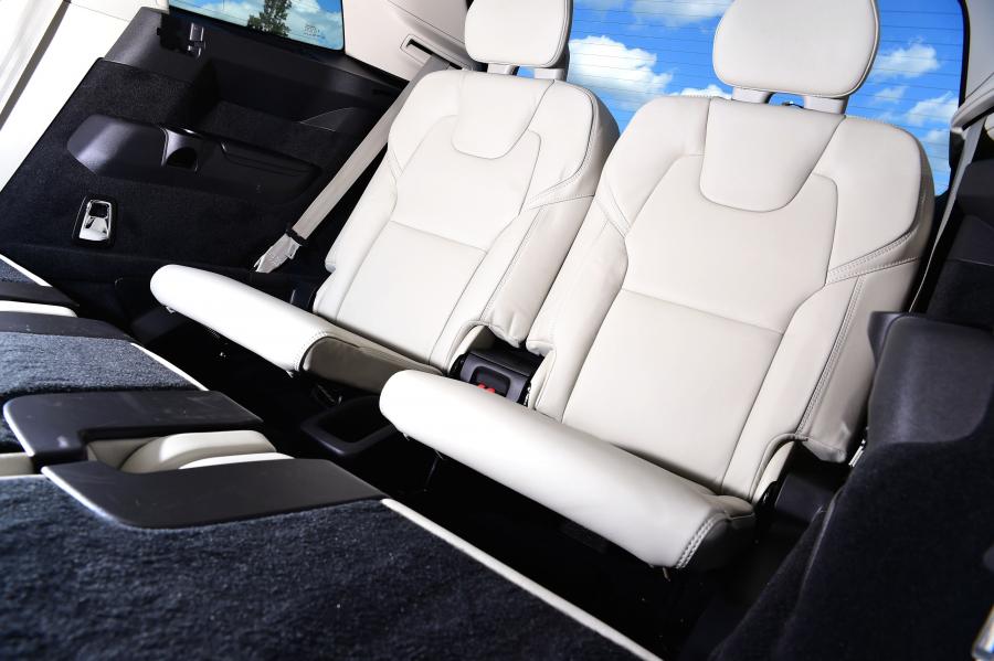 Интерьер Volvo XC90 B5 Inscription 2019 года  (UK) (фото 10 из 40)